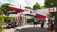 Gigantische houten V2-raket onthuld op dorpsfeest in Hoonhorst