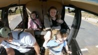 Romy en de kids vliegen voor het eerst in een helikopter