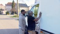 Laminaat veroorzaakt chaos in bus van Chris: 'Even afplakken en door!'