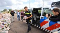 Politieagenten brengen gestolen knuffels gedenkplek Jeffrey en Emma terug