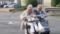 Marian en Marianne tellen wc-vellen om te besparen
