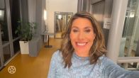 Malou Petter geeft Art Rooijakkers weer een warm welkom