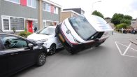 Bestelbus belandt bovenop geparkeerde auto in Apeldoorn