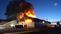 Balen geperst papier in brand bij recyclingsbedrijf Oosterhout