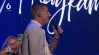 Mart Hoogkamer zingt In de naam van Jezus