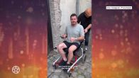 Frans Duijts in een rolstoel na opnames