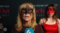 Angela Groothuizen neemt prijs in ontvangst