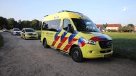 Koe valt op boer in Eerbeek en blijft liggen: brandweer redt man