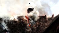 Grote brand verwoest rieten kap kledingwinkel in Laren, centrum afgesloten