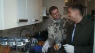Mart probeert nasi te maken: chaos in de keuken