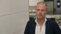 Mark krijgt het zwaar tijdens voorbereiding feestavond