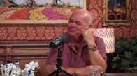Paul de Leeuw gooit stokbrood in gezicht
