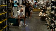 Mannen die wachten op hun shoppende vrouw hebben dag van hun leven