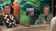 Robert van Hemert ontvangt gouden plaat in de Showniews-studio