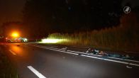 Voetganger met koffers geschept op weg in Schijndel