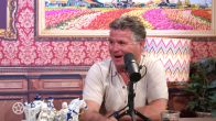 Wolter Kroes uit auto getrokken door fan