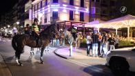 Nederlandse politie patrouilleert in Knokke-Heist met paarden