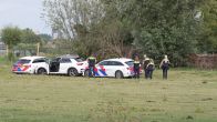 Man rijdt in op agenten in Maassluis, politie lost schoten