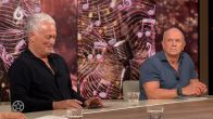 Zangeres Senna in de studio verrast met Gouden Award