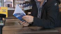 Een boek zelf publiceren? Supermarktmedewerker Monique deed het