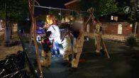 Brandweer bevrijdt jongen uit kinderzitje van schommel in Den Haag