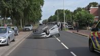 Auto met kind erin belandt ondersteboven na botsing