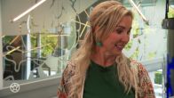 Kathleen bespreekt rel rond K3 op Kamping Kitsch Club