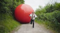 BN’ers zwoegen met mega-bal de Keutenberg op