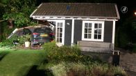 Auto ramt verkeersborden, hek en tuinhuisje in Asten: automobiliste naar ziekenhuis gebracht
