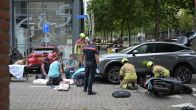 Scooterrijdster belandt onder auto in Alphen aan den Rijn.