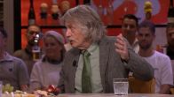 Johan Derksen twee keer onderbroken door man in publiek: ‘Kan die meneer de zaal uit?’
