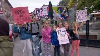 Leerlingen voeren actie voor veilig oversteken bij zebrapad in Amsterdam
