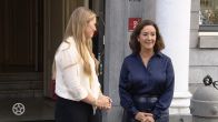 Amalia neemt afscheid van Amsterdamse burgemeester na bijzonder bezoek