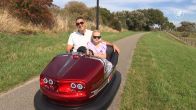 Deze botsauto kan echt de weg op, en dat gaat-ie ook