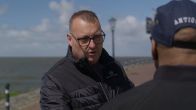 Tony gidst New Yorkers door het hart van Urk