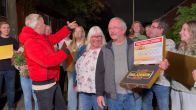 Winston Gerschtanowitz deelt prijs thuiswinnaars Miljoenenjacht uit