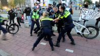 Demonstranten richten zich tegen verbranding koran en de politie