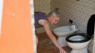 Gusta schrikt van schorpioen tijdens verbouwing