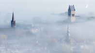 Mooie plaatjes: Bolsward onder een deken van dichte mist