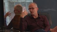 Erik vertelt Fatima over zijn autisme
