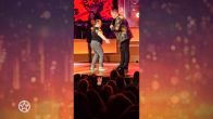 Frans Bauer krijgt de slappe lach op het podium