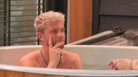 Emma probeert een versiertruc in de hottub