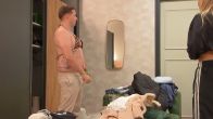 Angelo doet Mercedes' bikini aan: 'Geile boy!'
