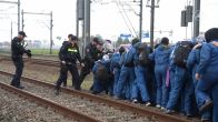 Politie haalt actievoerders van havenspoor, 'klappen uitgedeeld'