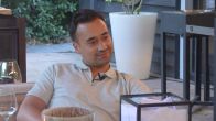 Wat houdt Robin tegen om Noah te knuffelen?