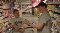 De tienerjongens zorgen voor de boodschappen!