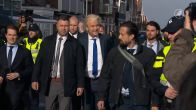 Wat een onthaal voor PVV-leider Geert Wilders in Volendam