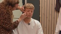 Lisa oefent make-up op Geert, tot onvrede van Demi