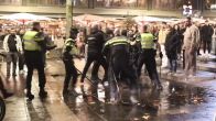 Massale vechtpartij op Stadhuisplein in Rotterdam