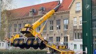 Hijskraan valt door dak van instelling